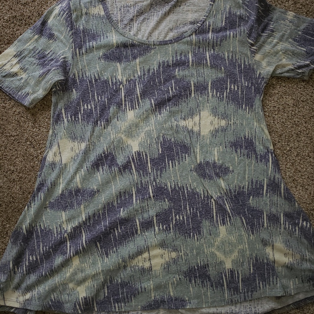 Medium Lularoe Perfect Tee